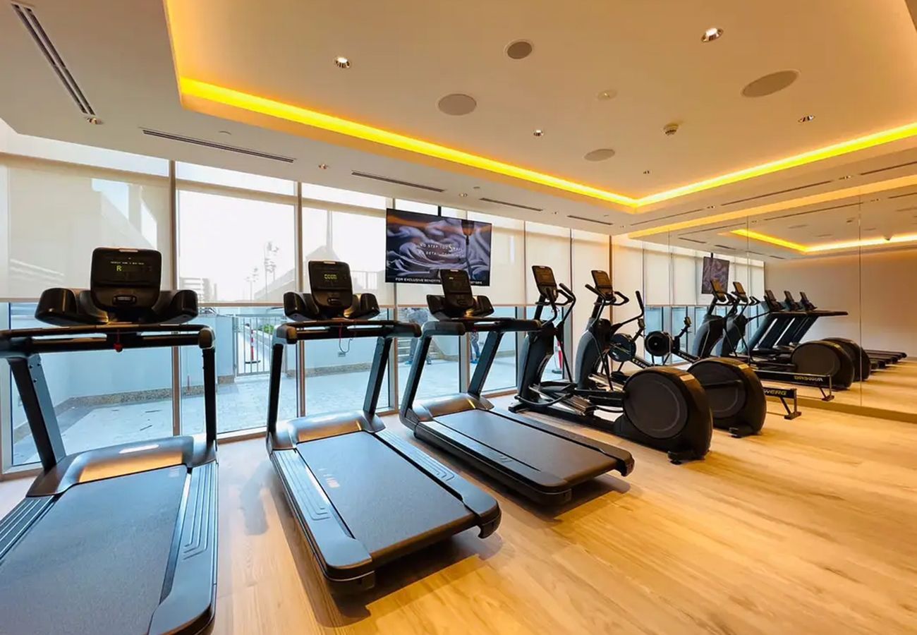 Apartment in Dubai - EasyGo – Modern 1BR with Balcony & City View