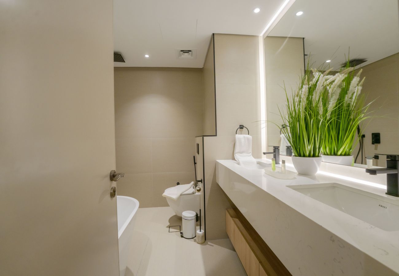 Apartment in Dubai - EasyGo - Luxury 3BR+M with Dubai Eye View, JBR