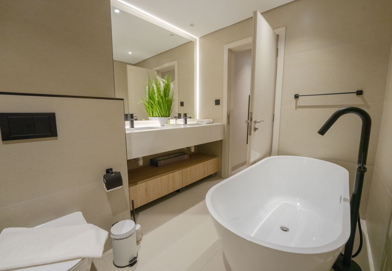 Apartment in Dubai - EasyGo - Luxury 3BR+M with Dubai Eye View, JBR