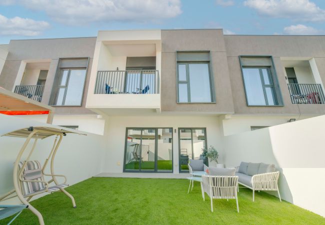 Terraced House in Dubai - EasyGo – Premium Family Experience | 3BR Townhouse