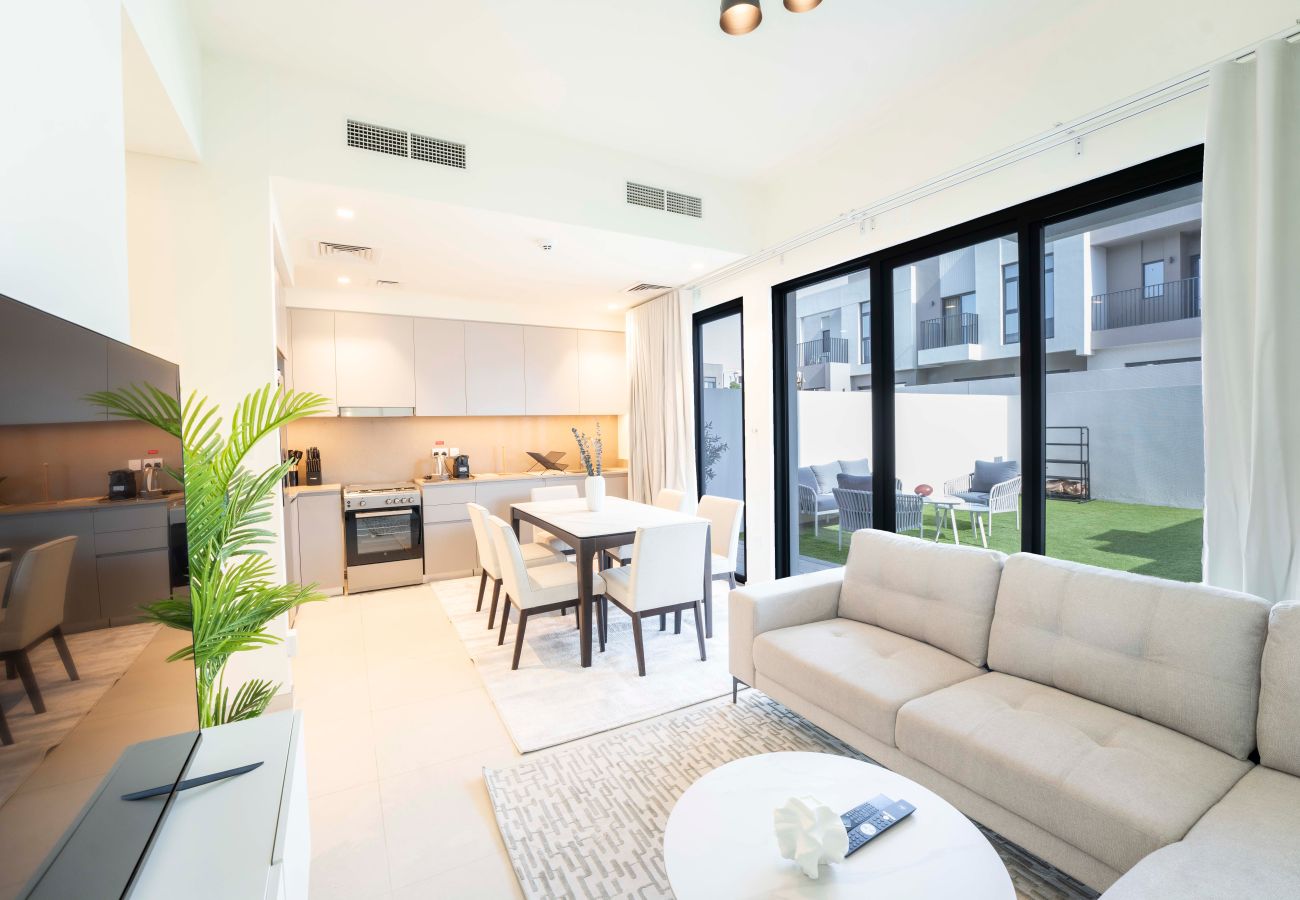 Terraced House in Dubai - EasyGo – Premium Family Experience | 3BR Townhouse