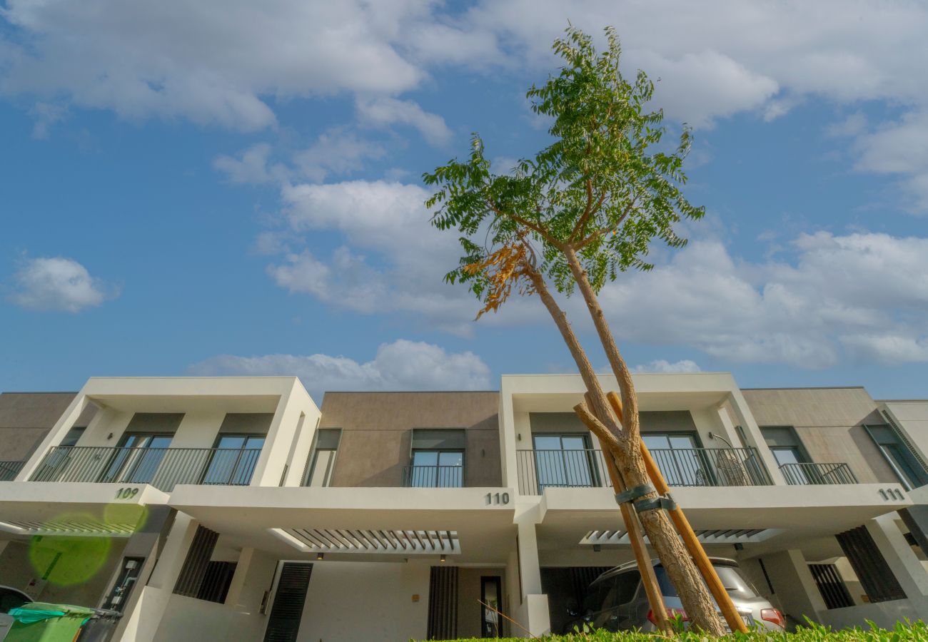 Terraced House in Dubai - EasyGo – Premium Family Experience | 3BR Townhouse