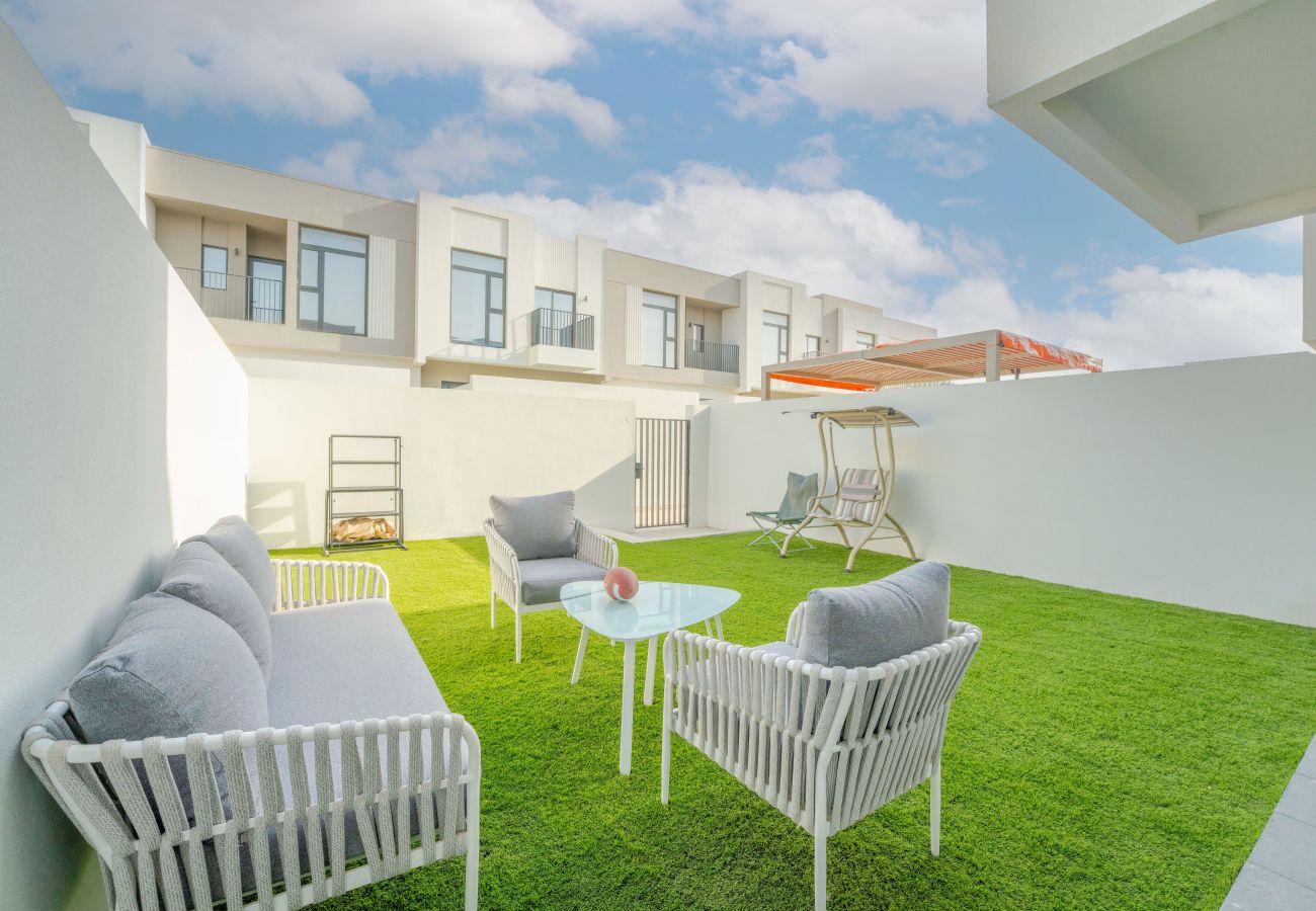 Terraced House in Dubai - EasyGo – Premium Family Experience | 3BR Townhouse